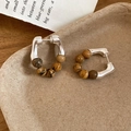 Gros plan de boucles d'oreilles en argent en U avec perles de pierre marbrée marron - Tige d'Argent-Argent-Café