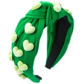 Detalle de diadema anudada verde con adornos de corazones 3D y acabado de tela - Verde