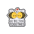 Pin de esmalte de abeja de dibujos animados con corazón y juego de palabras We Bee Together - Abejas Dobles (WE BEE TONG TOGETHES) (QHXZ1256)