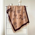 Détail du motif floral oriental élégant sur un châle en imitation cachemire à franges - 190x65cm / Kaki