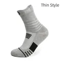 Leichte mittelhohe Sportsocken für Herren in Grau mit schwarzen Kompressionsstreifen - Dünn Crew / Hellgrau