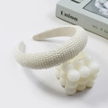 Diadema acolchada con perlas blancas elegantes y adornos densos sobre forro suave - Estilo 3