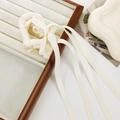 Beigefarbene Haarklammer mit Schleife und Herzform aus elegantem Satinband - Weiß