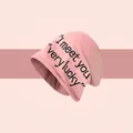 Roze gebreide muts met zwart letterborduurwerk en retro opgerolde rand voor dames - M (56-58cm) / Roze