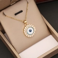 Detailansicht der Evil-Eye-Halskette mit blauer Mitte und Zirkonen in goldener Box - Mikro-Pflaster Kristall Blaues Auge (7#)
