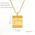 Detalle del colgante cuadrado de acero inoxidable bañado en oro de 18K con medidas - Corazón de ángel