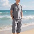 Completo uomo in lino grigio con polo e pantaloncini in un contesto da spiaggia - Taglia S / Top E Pantaloni / Grigio