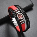 Detail eines mehrlagigen Lederarmbands in Rot und Schwarz mit silbernem Lebensbaum-Anhänger - Schwarz und Rot