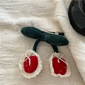Détail d'une pince à cheveux cerise rouge avec dentelle et velours sur tissu beige - Barrette Cerise