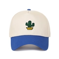 Détail de la broderie cactus et visière contrastée sur casquette de baseball rétro 5 pans - Blanc cassé/Bleu roi
