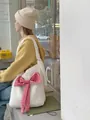 Borsa a tracolla in peluche bianca con un grande fiocco a quadretti rossi e bianchi - Borsa a tracolla singola in peluche con fiocco / Bianco Sporco