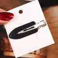 Dettaglio di un fermaglio per capelli in acetato nero da 6 cm su cartoncino firmato - 6cm / Nero