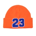 Detalle del gorro de punto acanalado naranja intenso con un parche azul del número 23 - Sombrero Naranja - Letras Azules