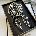 Sciarpa in seta da 70 cm con motivo a scacchiera bianco e nero in un vassoio dorato - 70x70cm / Nero & Bianco (FJ498-2)
