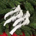 Gros plan d'oiseaux de Noël en plumes blanches avec paillettes argentées sur sapin - Lot 27 (4 Oiseaux Plume Blanche)