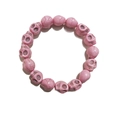 Bracciale in turchese rosa sintetico con teschi intagliati e cordino elastico - Rosa