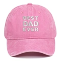 Détail de la broderie Best Dad Ever sur casquette en coton délavé rose - Réglable / Rose