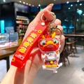 Schattige Maneki Neko gelukskat sleutelhanger in drakenkostuum met een rode geluksband - B444-2 Draak Gelukskat