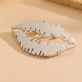 Spilla a forma di labbra in acciaio al titanio argento su sfondo beige caldo - Forma di Labbra (S002) / Color Acciaio