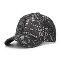 Gros plan détaillé d'une casquette de baseball noire avec des lettres graffiti irisées - Taille Unique (56-60cm) / Noir