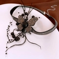 Nahaufnahme des Gothic-Schmetterling-Chokers mit schwarzen Steinen und Federn - Schwarze Schmetterlingshalskette
