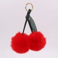 Dettaglio del portachiavi a ciliegia in peluche con pompon rossi e foglie di pelle - Anello a Molla / Rosso