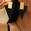 Details von geometrischen Ohrringen in Gold und Schwarz an einem weiblichen Model - 02 KC Gold Schwarz Gold Kontrast Dreieck Ohrstecker (8525)