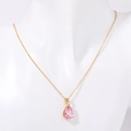 Collier plaqué or 18k avec pendentif goutte rose en pierre de naissance sur un mannequin - Juin-Rose