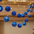 Catena luminosa LED blu con sfere a taglio diamante per decorazioni natalizie eleganti - 1,5m 10-LED Alimentato a Batteria / Sfera Blu Galvanizzata di Natale