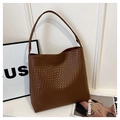 Bolso tote marrón de textura trenzada con correa al hombro de estilo minimalista chic - Textura Tejida / Marrón