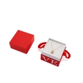 Collana in oro rosa con pendente rotondo in una scatola regalo rossa con nastro - Stile gioielli / Rosso