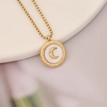 Detail einer Goldhalskette mit rundem Perlmuttanhänger und Mond-Design an einer Box-Kette - Gold Rund Mond Stil (4#)