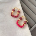 Orecchini a U dorati con zirconi rosa acceso e dettagli in smalto rosa fine - Rosa Rosso