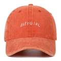Gros plan de la broderie BABYGIRL sur une casquette en coton lavé de couleur brique - Taille unique / Orange