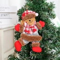 Dettaglio di un orsetto natalizio di peluche con cappello a quadri rossi su un albero - Stile orso