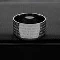 Gepolijste zilveren titanium stalen ring met bijbeltekst op zwarte getextureerde grond - Bijbeltekst Ring (#6)