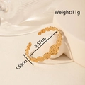 Gouden open armband met gehamerde textuur en geometrische cirkelvormige details - Geometrische Ronde Gehamerde Textuur