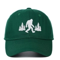 Dunkelgrüne Baumwoll-Baseballkappe mit weißer Bigfoot-Stickerei im Nadelwald - Verstellbar / Grün