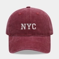 Détail de la broderie blanche NYC sur une casquette de baseball en coton délavé bordeaux - Réglable / Bordeaux
