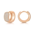 Detalle de pendientes huggie de oro rosa con cinco filas de circonitas micro-engastadas - Oro rosa