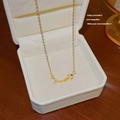 Elegante goldene Titanhalskette mit funkelndem Fischgrätenanhänger in einer Schmuckbox - Fischgräten-Stil (X059) / 18K-Gold / Gold