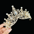 Goldene Barock-Brautkrone mit funkelnden Kristall-Strasssteinen für Hochzeiten und Partys - Klein / Gold Weißer Zirkonia