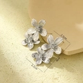 Detalle de pendientes de flor plateada con pétalos texturizados y medidas del producto - Color Acero