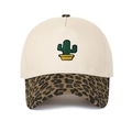 Détail de la broderie cactus sur une casquette beige avec visière imprimé léopard - Crème/Léopard