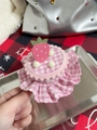 Detalle de horquilla de pastel de fresa rosa a cuadros con pompón y ribete de encaje - Pinza para el cabello / Cuadros Rosas Pastel de Delantal