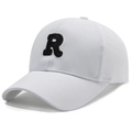 Gorra de béisbol blanca con letra R bordada en negro y panel de malla transpirable - Ajustable / Blanco