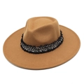 Détail du chapeau en laine camel avec ruban en tweed noir et blanc à bords effilochés - M (56-58cm) / Khaki