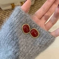 Orecchini a perno con sfera in resina rossa e cornice dorata intrecciata sulla mano - Stile Ovale con Motivo a Corda Intrecciata / Ovale Rosso Oro (101# Perno in Argento)