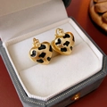 Primer plano de pendientes de corazón vintage con estampado de leopardo en oro y negro - 14# Hebilla de Oreja de Corazón de Doble Cara Con Patrón de Leopardo
