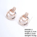 Goldene mehrlagige Rundohrringe mit 3,1 cm Länge auf schlichtem weißem Hintergrund - Glatter Überlappender Ring-Stil (E00200) / Roségold